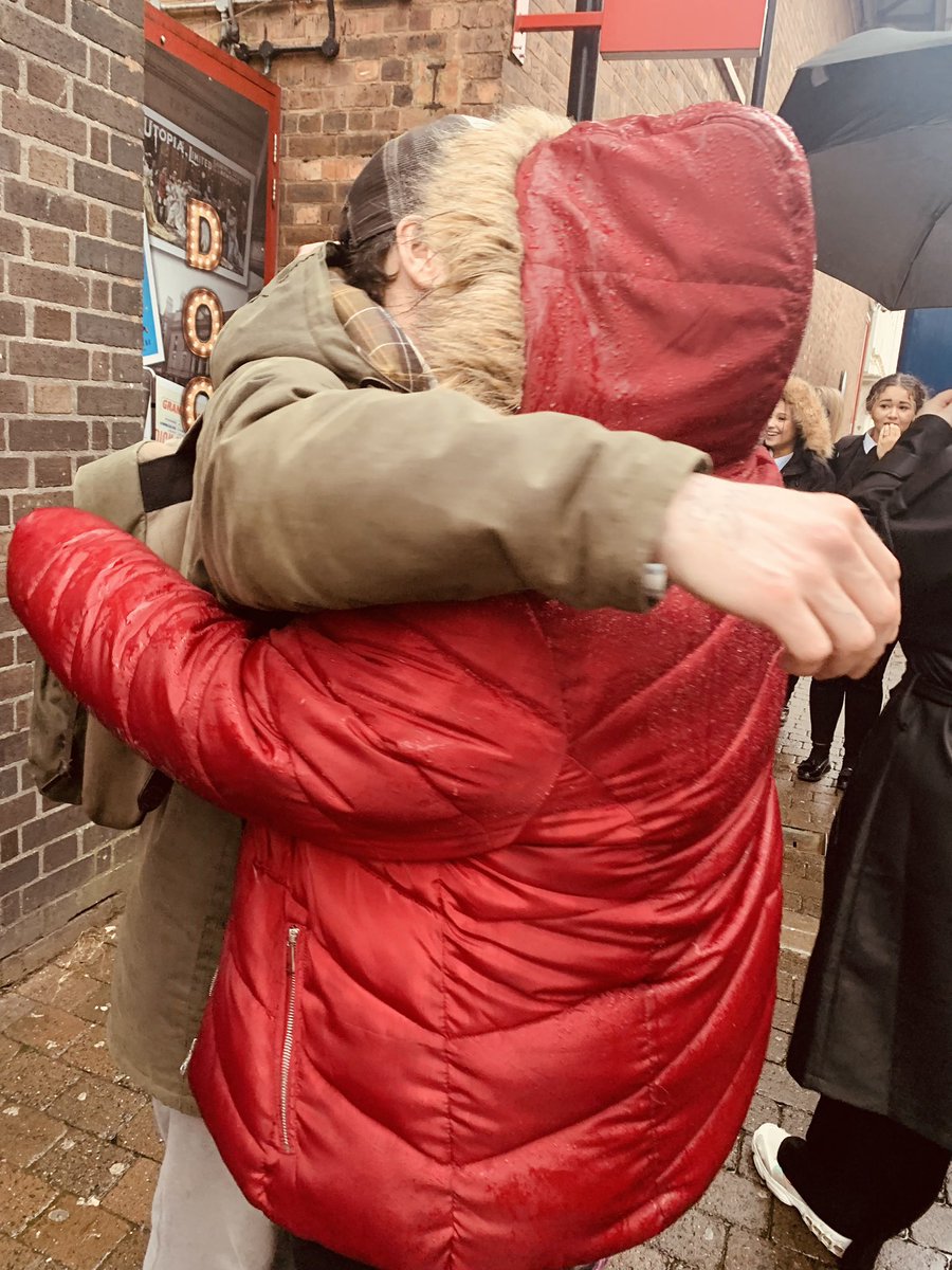 EmilyKent96's tweet photo. @MattCardle oh how I’ve missed you!🩷  @julietmusical 🧡 https://t.co/Jwj9Z9Imxs