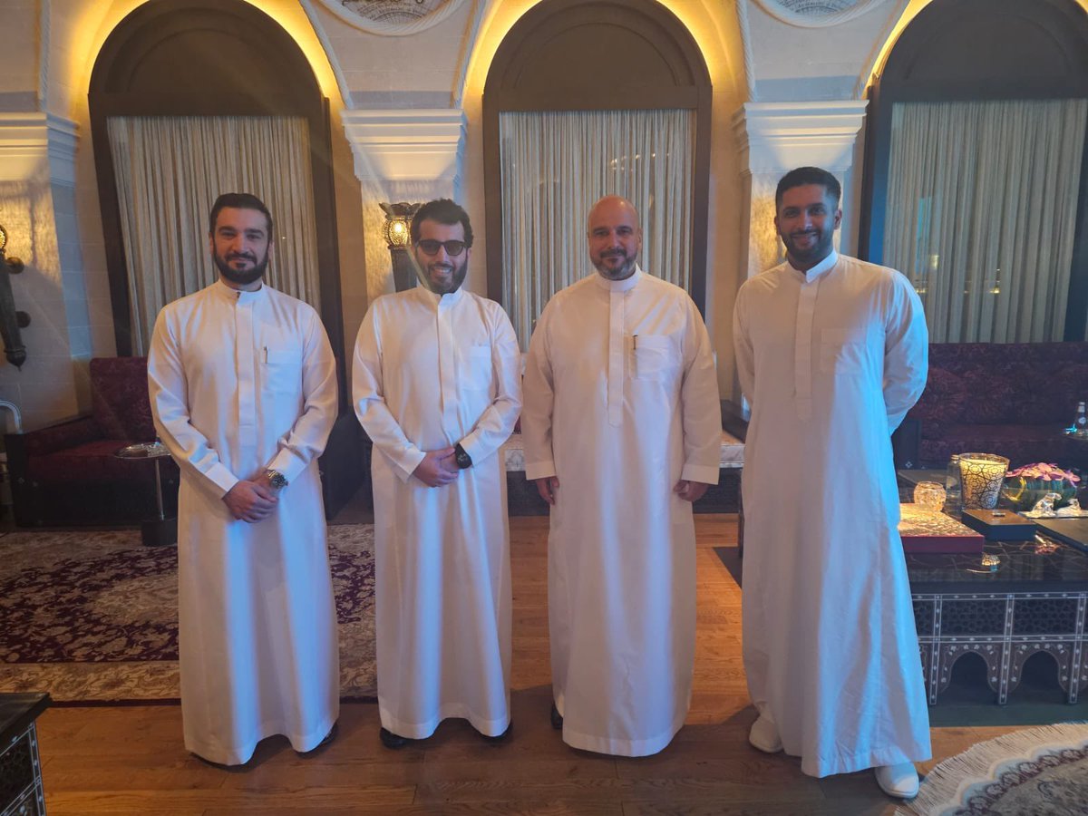 Ali_alabdallh's tweet photo. عـااااااااااجل : 

معالي المستشار تركي ال الشيخ يجتمع مع عضو مجلس إدارة #النصر الاستاذ رائد إسماعيل و محمد الخريجي و مشاري الابراهيم .. 💛 https://t.co/uUhElfcK7C