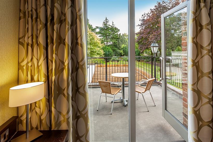 Unwind in our Executive Balcony Rooms! Enjoy a private terrace with sunset views. Limited availability - book now for a relaxing getaway! ✨

#RomanticEscape #BalconyViews #PinewoodHotel #UKGetaways