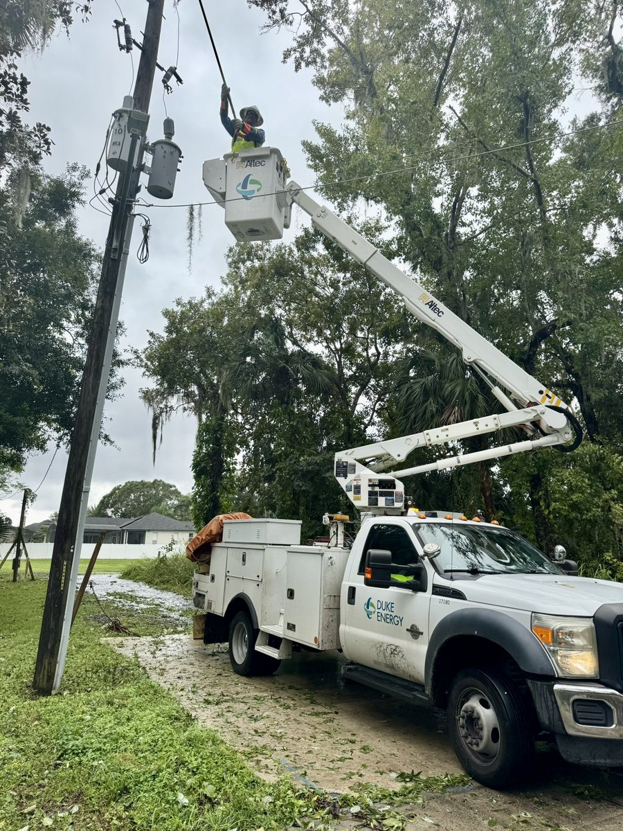 DE_LoganS's tweet photo. .@DukeEnergy crews are out assessing damage this morning after #HurricaneMilton barreled through. Assessment must be done before we start restoration. This is a tech working in #Oveido #Florida. 

#Milton #MiltonFlorida #miltonhurricane https://t.co/9sfyreJNq8