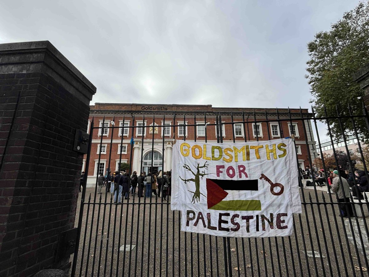 eastlondonlines's tweet photo. Goldsmiths Students Stage Walkout in Solidarity with Palestine, Demanding Accountability from UK Institutions

https://t.co/B5IjZ5JkFh

Words by: @ellasmithnews 

📸: @ellasmithnews 

#Lewisham #Goldsmiths #Palestine @GoldsmithsUoL https://t.co/Wq2PAVffNV