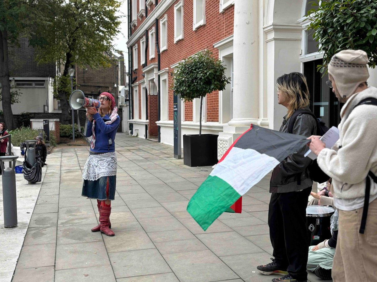 eastlondonlines's tweet photo. Goldsmiths Students Stage Walkout in Solidarity with Palestine, Demanding Accountability from UK Institutions

https://t.co/B5IjZ5JkFh

Words by: @ellasmithnews 

📸: @ellasmithnews 

#Lewisham #Goldsmiths #Palestine @GoldsmithsUoL https://t.co/Wq2PAVffNV