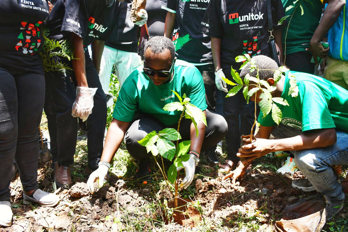 rochieng's tweet photo. We have had a successful Green Walk and Tree Vigil in Nairobi CBD with culmination of Tree planting at @uonbi with Wazalendo Movement Africa , Youth ,Nairobi City County &amp;other youth networks. A great #MazingiraDay2024 led by the young people. Road to 15B Trees in 2032! https://t.co/SngGtOenra