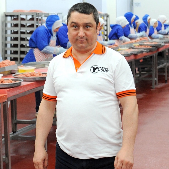 Köfteci Yusuf'un sahibi Yusuf Akkaş: "Yanımda 12 bin kişi çalışıyor. 700'ü aşkın gıda mühendisi ve veteriner var. 

Bunların arasında böyle bir şey yapmaya kalkışsanız bile yapamazsınız."