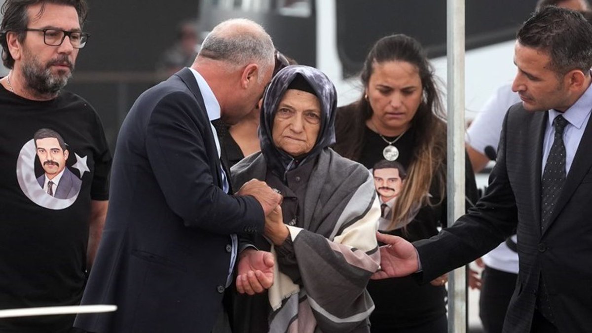 selmaateskazanc's tweet photo. En büyük ızdırap  katillerden, katil sevicilerden,satın alınmış silahşörlerden ve namussuzlardan ahlak dersi dinlemek.

#SinanAteşİçinAdalet https://t.co/qvuTJN7VxE