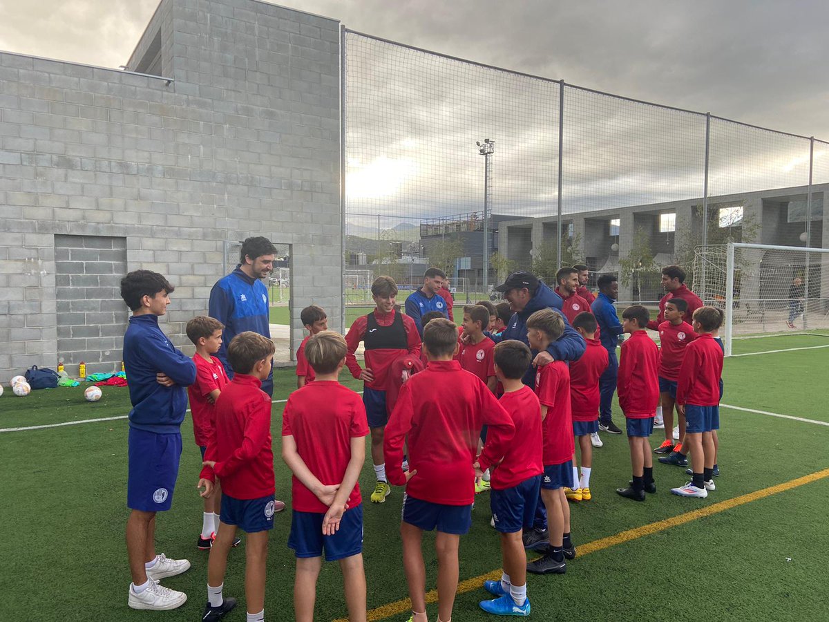 UEO1921's tweet photo. 𝐀𝐏𝐀𝐃𝐑𝐈𝐍𝐀𝐌𝐄𝐍𝐓𝐒
🔛 Comencem aquesta nova iniciativa per acostar el primer equip a @UEOplanter
👶 A cada jugador se li ha assignat un equip d'alevins, que visitarà regularment en els entrenaments al Morrot
❣️ Quina il·lusió, #PetitsVermells!
#PlanterUEO #OrgullOlotí https://t.co/LXp3O1GJTU