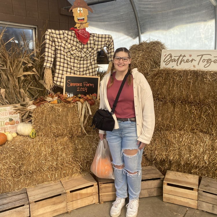 BHSBigReds's tweet photo. 70 art students enjoyed a field trip to Simmons Farm. Art contest to follow- best painted pumpkin, best carved pumpkin, best photograph with a pumpkin. #letsgoteds #makinghopehappen https://t.co/OPjUKqCtIK