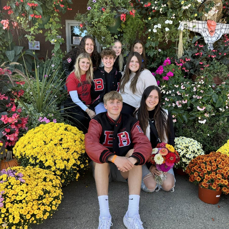 BHSBigReds's tweet photo. 70 art students enjoyed a field trip to Simmons Farm. Art contest to follow- best painted pumpkin, best carved pumpkin, best photograph with a pumpkin. #letsgoteds #makinghopehappen https://t.co/OPjUKqCtIK