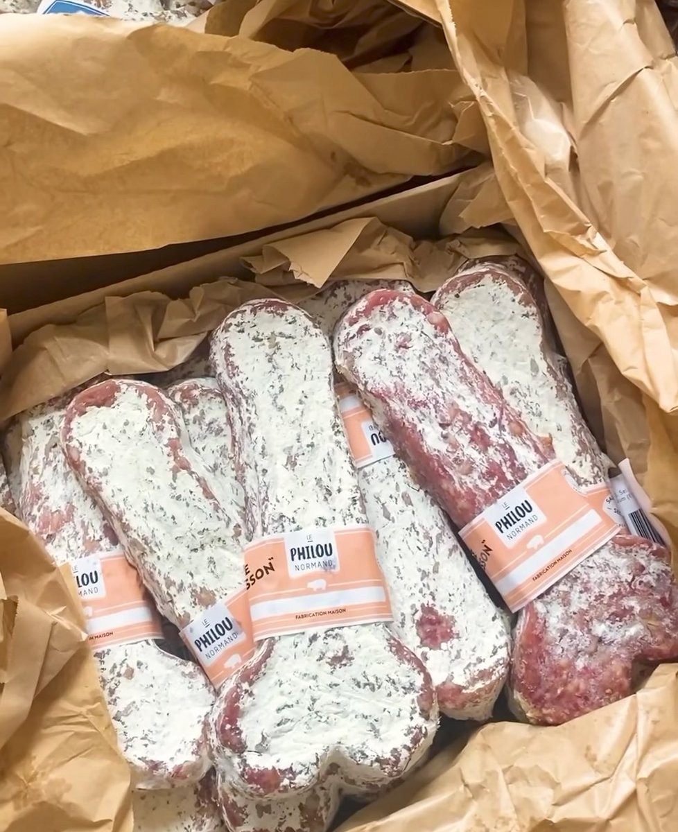 JohnnyBaudelai2's tweet image. mdrrrrrrrr oresement quil restent encore des gens qui saves rire ds se pays de con🤣🤣🤣🤣🤣 getter la formes du socison😭😭😭 endirer une bitte et des cuoilles😂😂😂 dedicace aux femministe et aux veganes lol jrigoles je vs enculent🖕🖕🖕🖕🖕