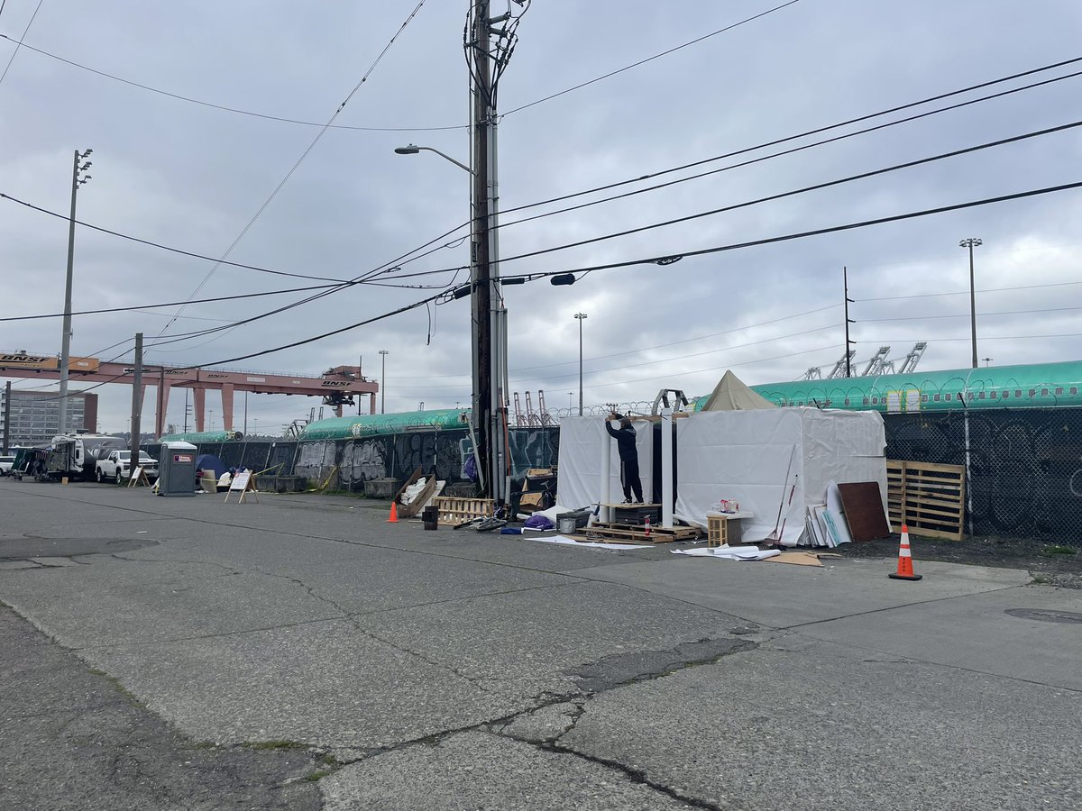 srobertsontv's tweet image. #Sodo white house man says he vows to build back bigger. Tells me it’s his form of protest. Today he’s flanked by #Seahawks and #49er fans ahead of #ThursdayNightFootball