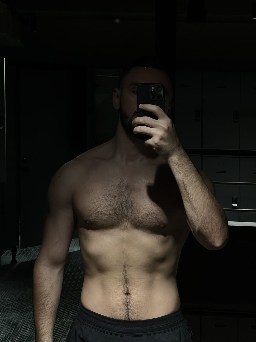 david1000days's tweet image. ⚜️ Is the shape good enough?

#gym #fitness #gymselfies