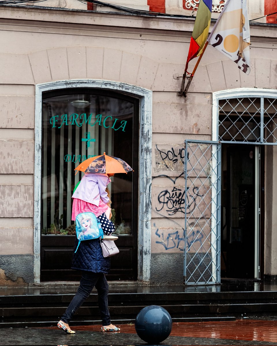 Ovidiu_Serariu's tweet photo. Mother and Daughter

Location :Timisoara/Timis
Camera : Sony A7iii
Lens :Sony 85mm F1.8

#mothercare #motheranddaughter #women #umbrellacolor #colors #womenwithumbrella #color #pink #womenportait #daughter #streets #fromstreet #timisoara #timisoaracity #streetphotography https://t.co/aZvjkRDMZa