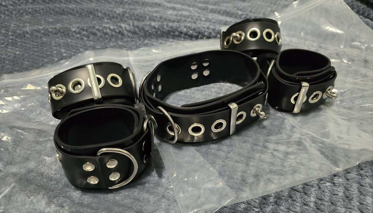 加購一點小小配件🥰
可以在穿膠衣更完整