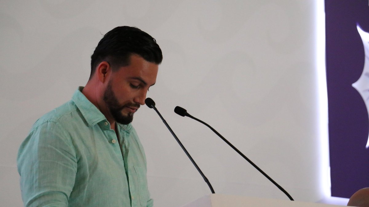 primeroelobrero's tweet photo. Puerto Vallarta es un destino reconocido a nivel mundial, por ello en nuestra ciudad cuidamos a quienes sostienen nuestra economía con un arduo trabajo y dedicación. 

Tenemos muy Claro que la #vivienda es más que sólo un espacio físico para resguardarnos a la intemperie, tenemos muy claro que es más que un espacio para descansar y para vivir, la #vivienda digna es un derecho fundamental, un derecho básico del ser humano para su desarrollo su seguridad, el bienestar y la calidad de vida de su familia.
 
El alcanzar una #vivienda es un sueño cada vez más lejano para muchos de nuestros trabajadores, la falta de equidad afecta a todas las familias, la situaciones de precariedad, irregularidad jurídica, habitando espacios en lugares con falta de servicios, falta de equipamientos y falta de infraestructura, impide tener las condiciones dignas, necesarias para la vida de nuestros trabajadores y sus familias.

Cada familia merece muchos más. 

@LuisMunguiaPV Presidente Municipal de Puerto Vallarta #Jalisco