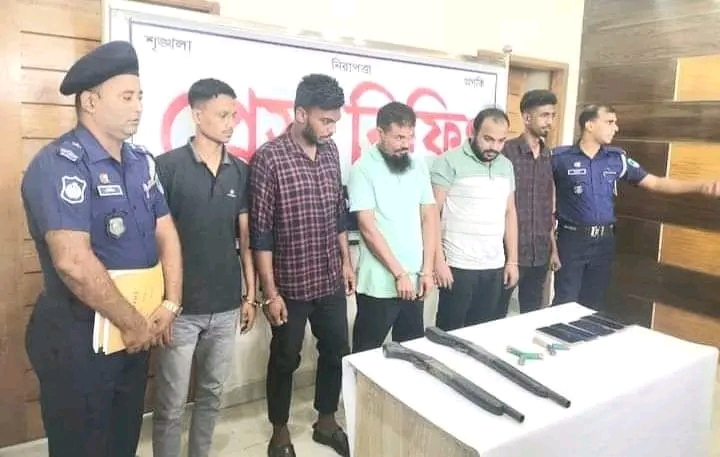 বাগেরহাটে অস্ত্র ও গুলিসহ হত্যা মামলার ৫জন আসামী আটক