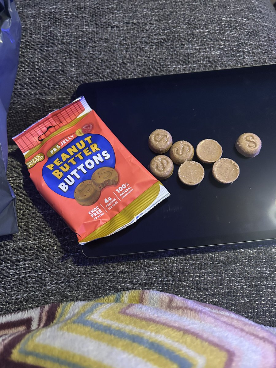 Jadeybeanss's tweet photo. DO NOT BUY. 
1. They are disgusting
2. They cost £1.50 for seven. Fucking SEVEN! What a rip off!

They were all over Tesco so I got them with a meal deal out of curiosity. Save yourself the disappointment 

@Tesco https://t.co/MlhsjUg7wz