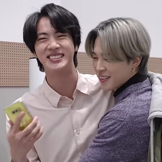 italianarmyfam_'s tweet photo. 🐹 Ho visto Jimin di recente, sta bene e mangia bene
🐹 Sta lavorando sodo…ci chiamavamo una volta a settimana di solito
🐹 Jimin! Ti auguro buon compleanno con 3 giorni di anticipo! Ti sto facendo un favore!
🐹 Dal momento che non puoi fare una diretta, l'ho fatto io + https://t.co/pvHzgVbcH9