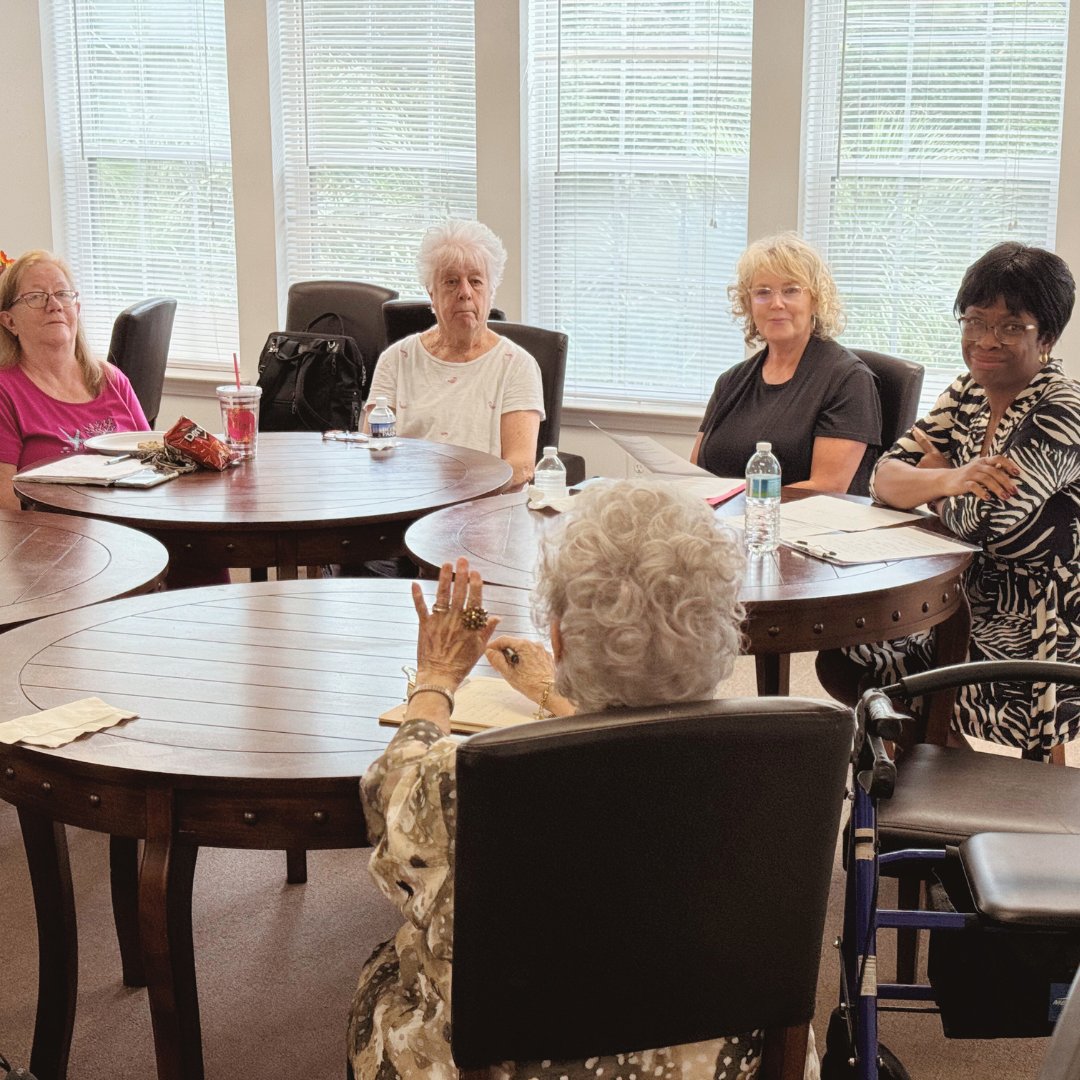 HumanitiesFndtn's tweet image. Senior residents at Shady Grove and Grandview Apartments enjoy our Wellness Program with the University of South Carolina College of Nursing, promoting health and supporting aging in place. 

#WellnessProgram #AgingInPlace #SeniorLiving #USC #CommunityCare @UofSC