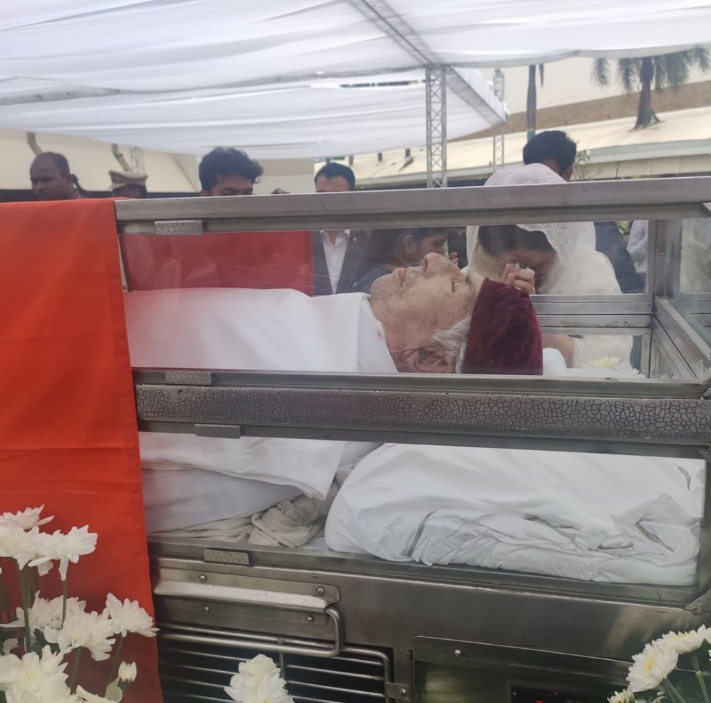 CuteKomal147's tweet photo. And today....whole nation cried!💔
#RatanTata #RatanTataSir #AntimDarshan https://t.co/cRGH13JDkY