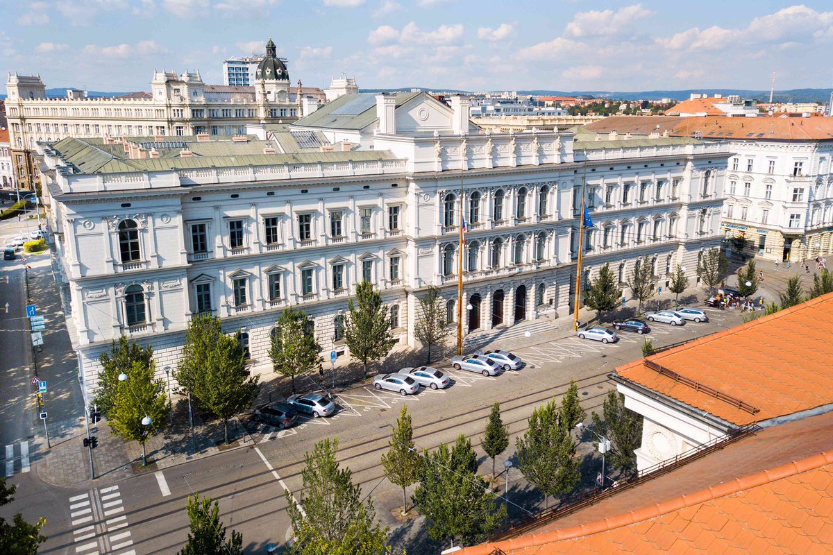 ❗️ Ke zvýšení platů politiků nedojde v důsledku rozhodnutí Ústavního soudu. Ústavností snížení platů u politiků se Ústavní soud ve svých rozhodnutích nezabýval, tudíž ji nemohl ani nijak zpochybnit. 
🔴Vysvětlení 👉🏼 1url.cz/X1VKK