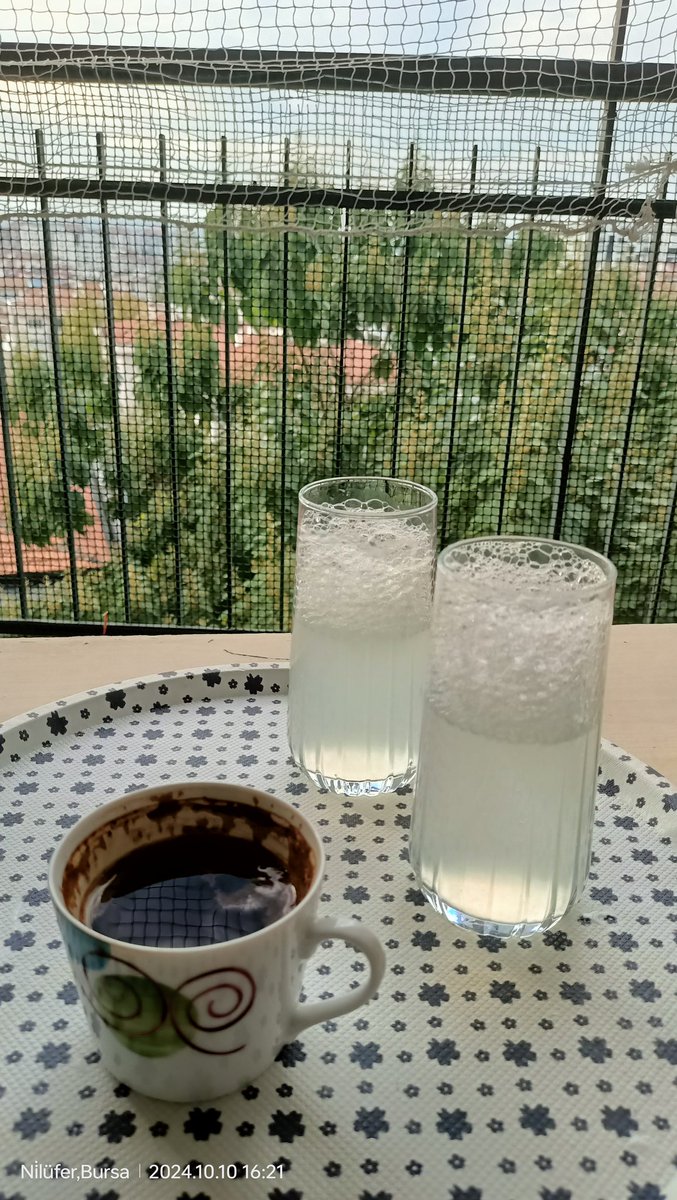 Biraz evvel bir AVM de idim. Türk kahvesi 140 TL  75 TL idi. Güzel bir marka çikolata mağazasında ;) eve geldim ve kendime duble kahve ve çörçıl yaptım. Balkonuna ödediğim kiradan hesabı düştüm ;)) @