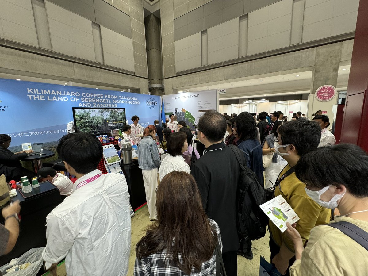 UbaloziJapan's tweet photo. #SCAJ 2024 - DAY 2
Wadau mbalimbali wa kahawa wameendelea kutembelea Banda la Tanzania katika Maonesho ya Kimataifa ya Kahawa Japan (SCAJ) 2024 yanayoendelea jijini Tokyo. 

@mfa_tanzania 
@WizaraKilimo https://t.co/nFJr0VvwST
