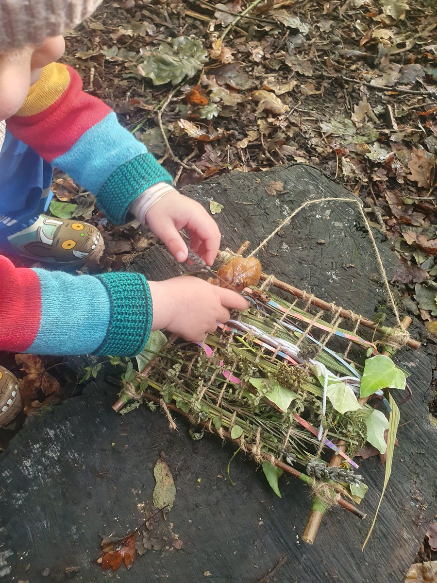 PoppinsDaycare1's tweet photo. Learning outdoors is awesome😍 Nature weaving on a big and small scale, building arm, hand and finger muscles ready for writing ✍️ #areasoflearning #developmentpathways #earlyyears #outdoorplay #WorldMentalHealthDay2024 @PlayWales @PACEYCymru @EarlyWales @EAS_EarlyYears https://t.co/p6Imm4NXJ4