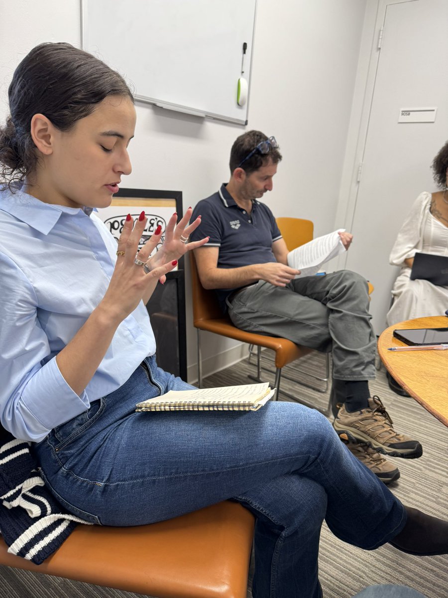 JaneyProgram's tweet image. This week in the Janey Workshop, Julia Velisone (Sociology) presented her research on The Media and the New Right in Argentina, exploring the relationship between 🇦🇷 president Javier Milei and La Nación, one of the country's largest newspapers, historically linked to the right.