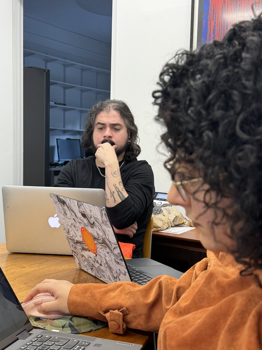 JaneyProgram's tweet image. This week in the Janey Workshop, Julia Velisone (Sociology) presented her research on The Media and the New Right in Argentina, exploring the relationship between 🇦🇷 president Javier Milei and La Nación, one of the country's largest newspapers, historically linked to the right.