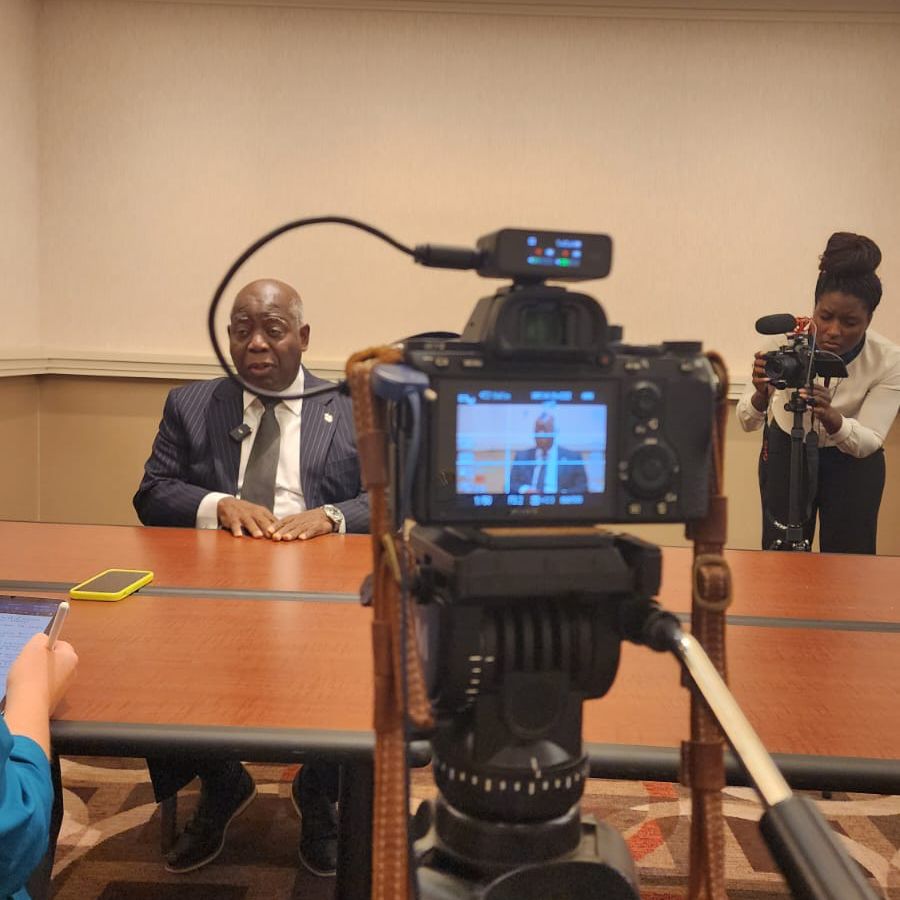 DanielPlafker's tweet image. Back in Kenya after a fruitful visit to New York City, where #UNGA2024 and Climate Week drew out world leaders and climate activists alike. 🌊🇧🇸
Was proud to help film this interview with #Bahamas Prime Minister Philip Davis for DW News.
youtube.com/watch?v=FTfQrC…