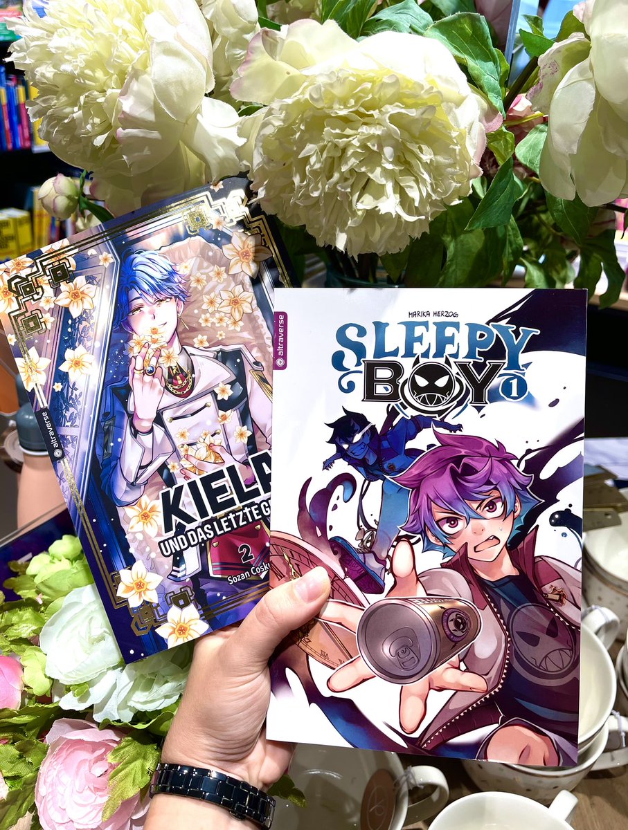 alex_voelker_me's tweet photo. Die kleine Manga-Ausbeute 🐼💕! Ich bin SO stolz auf unsere deutschen Artists, die Werke sind absolut empfehlenswert! Danke, dass ihr eure Leidenschaft in Bücher verwandelt, eure Leser danken es euch 💕.
#mayersche #manga #kiela #sleepyboy #deutschemanga https://t.co/xShEKJMw53