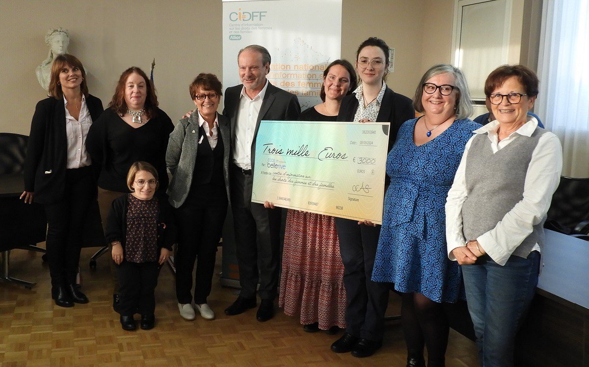 CIDFF_Allier's tweet photo. En fin de journée, le CCAS de #Bellerive-sur-Allier nous a remis un don récolté avec les bénéfices des spectacles qu'il a organisé ces derniers années.

💜Merci d'avoir choisi la lutte contres les violences. https://t.co/8eweymjU2q