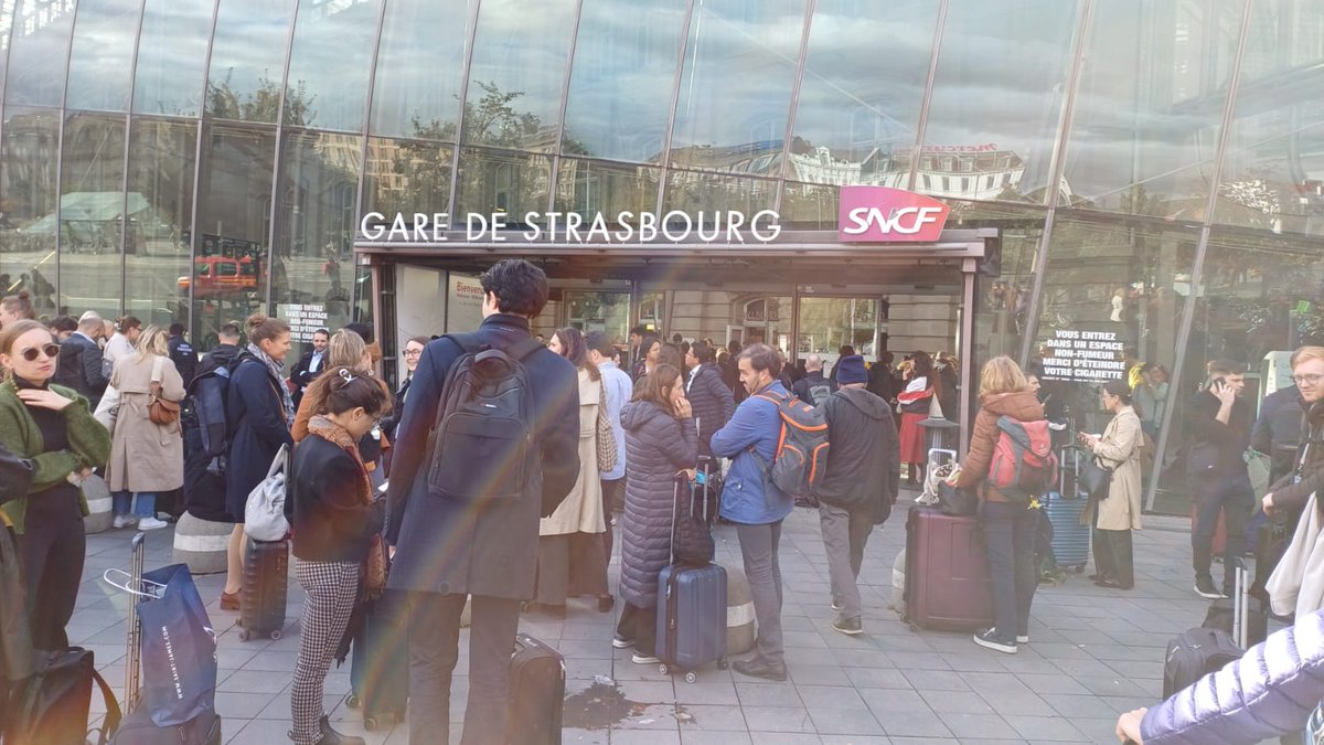 De chartertrein van #Straatsburg naar #Brussel is ontploft. Kleine explosie maar. Drie brandweerwagens ter plaatse en heel het Europees Parlement, van beleidsmedewerker tot Europarlementariër, staat op het station te wachten. Een aantal proberen al een auto naar huis te regelen.