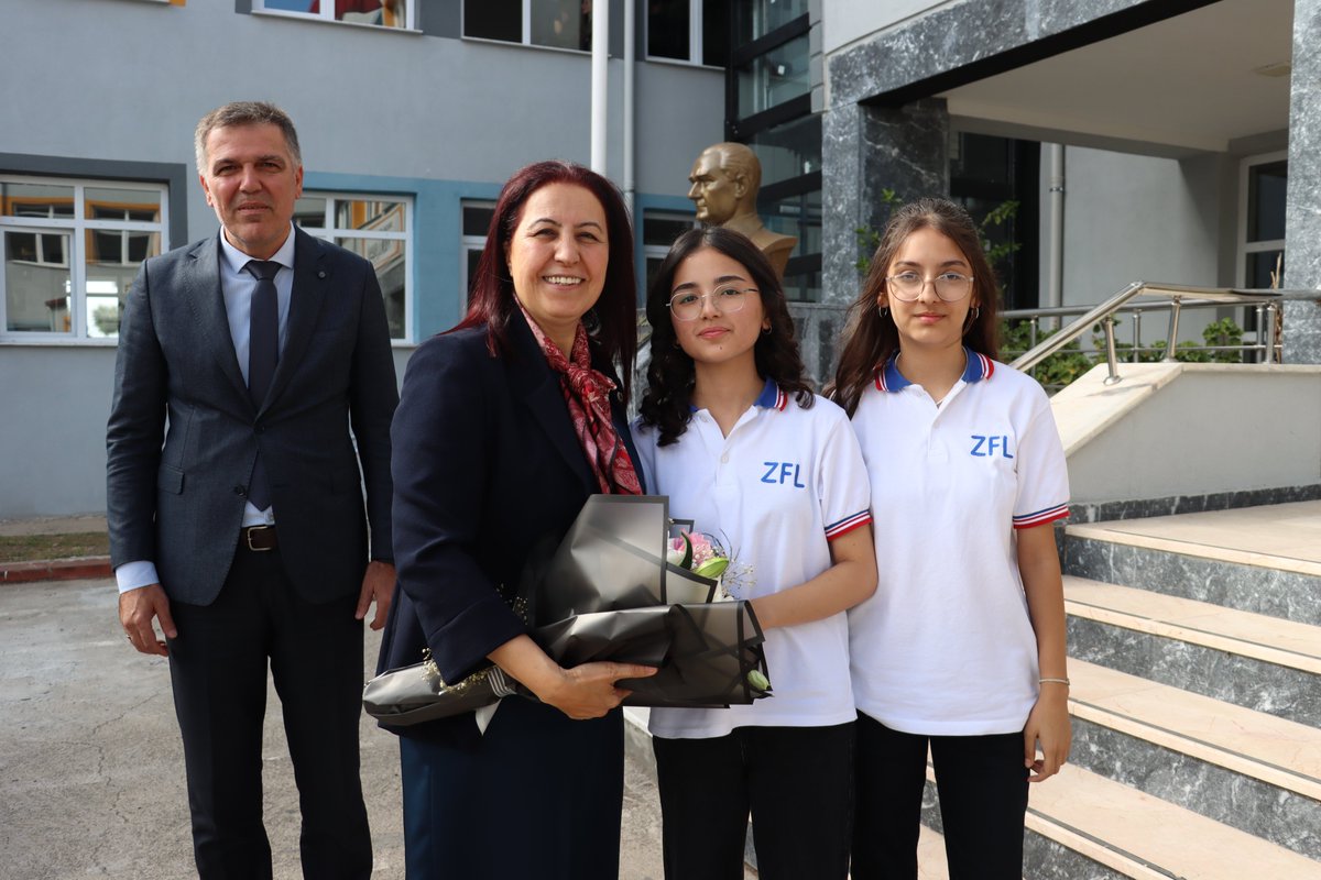 ZonguldakMEM's tweet photo. 📌İl Millî Eğitim Müdürlüğümüz koordinesinde, Zonguldak Muharip Gaziler Derneği üyeleri iş birliği ile "Gazilerimiz, Zonguldaklı Vatan Kahramanlarımız" adlı söyleşi programı gerçekleştirildi.🇹🇷

Millî değerlerimizi, tarih bilincini ve vatanseverlik duygusunu genç nesillere aktarmak amacıyla düzenlenen programa; Sayın Valimizin Kıymetli Eşi Güney Hacıbektaşoğlu Hanımefendi, İl Millî Eğitim Müdür Yardımcımız Sayın Cemile Gül, Saygıdeğer Kıbrıs Muharip Gazilerimiz, öğretmen ve öğrencilerimiz katıldılar.

📍Zonguldak Fen Lisesi 

@tcmeb @Yusuf__Tekin