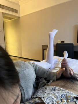 尽管是生理期，还是没忍住白丝的诱惑 https://t.co/6sqHZGxPVm