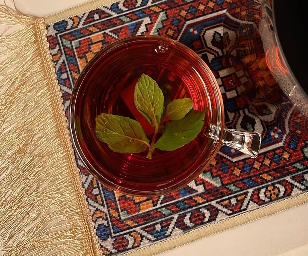 "لَمْ يدرِ ما لذةَ الدُنيا وبهجتها
من لمْ يَكُن من كؤُوسِ الشَّاي قد شرِبَا "