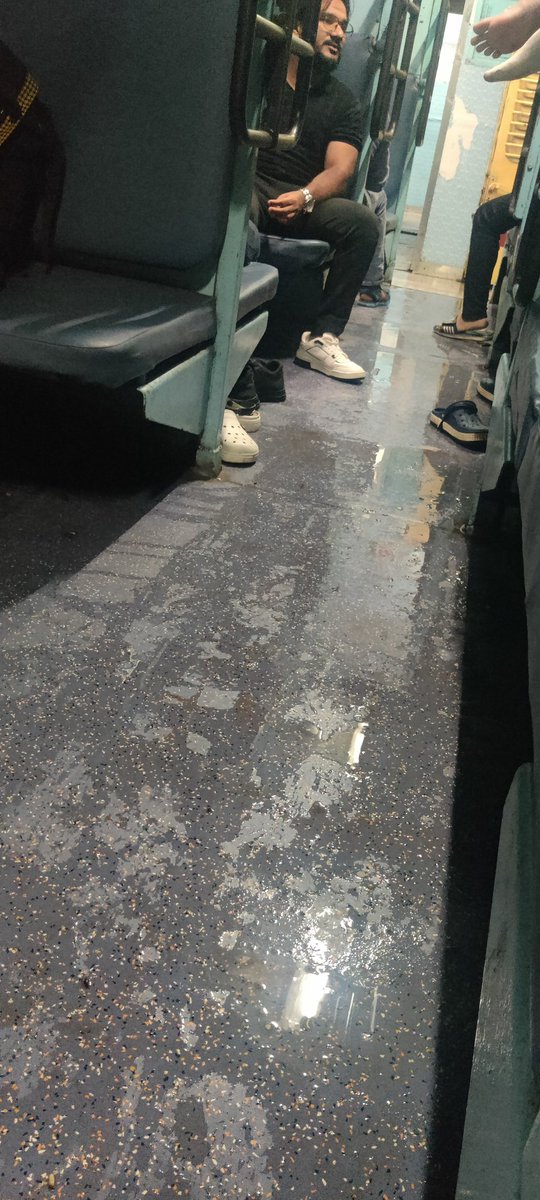 syednatique3's tweet photo. @AshwiniVaishnaw Condition of Railway 
Of Madgaon Express Nagpur to Madgaon and 5 hrs running late. 
Welcome to New India. https://t.co/TlFmMIpKFb