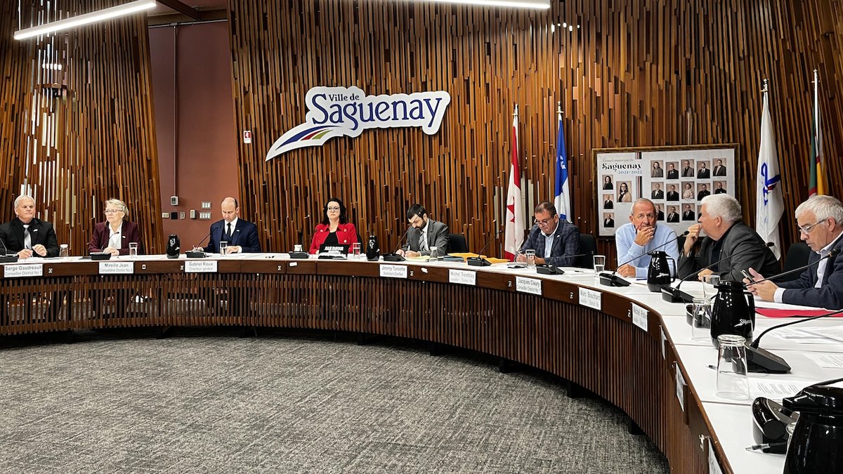 icisaglac's tweet photo. Les conseillers votent sur le retrait temporaire de Julie Dufour https://t.co/GDtxHJk4Qc https://t.co/8MoQYkmtAV