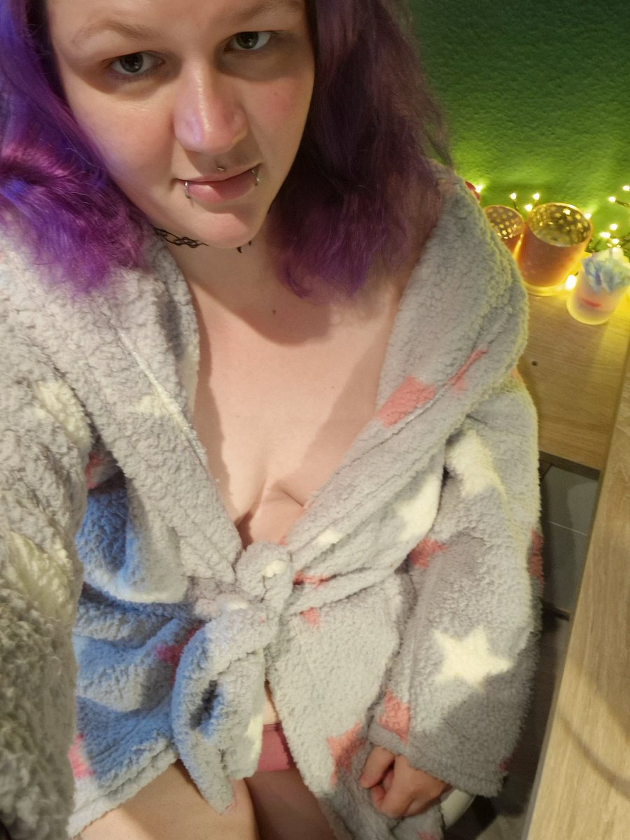 dirty_ela's tweet photo. Ich liebe diesen Bademantel 😍 er ist so schön flauschig 😍 https://t.co/k3FCdrtjHL