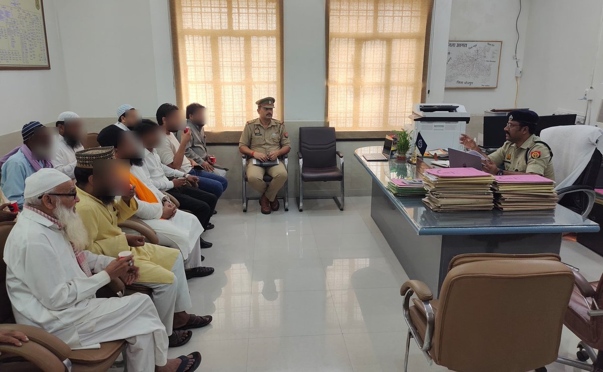 DCPWestAgra's tweet image. #PoliceCommissionerateAgra
आगामी त्योहारों के दौरान शांति, सुरक्षा और कानून-व्यवस्था के दृष्टिगत @DCPWestAgra द्वारा कार्यालय में मौलवियों/संभ्रांत व्यक्तियों के साथ मीटिंग कर धार्मिक समन्वय, सामाजिक सौहार्द व सामंजस्य से त्योहार मनाने की अपील की गई । 

#PeacefulFestivals
