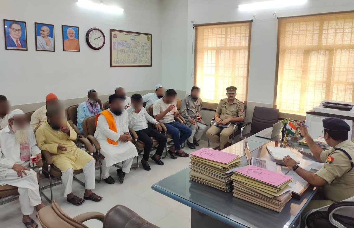 DCPWestAgra's tweet image. #PoliceCommissionerateAgra
आगामी त्योहारों के दौरान शांति, सुरक्षा और कानून-व्यवस्था के दृष्टिगत @DCPWestAgra द्वारा कार्यालय में मौलवियों/संभ्रांत व्यक्तियों के साथ मीटिंग कर धार्मिक समन्वय, सामाजिक सौहार्द व सामंजस्य से त्योहार मनाने की अपील की गई । 

#PeacefulFestivals