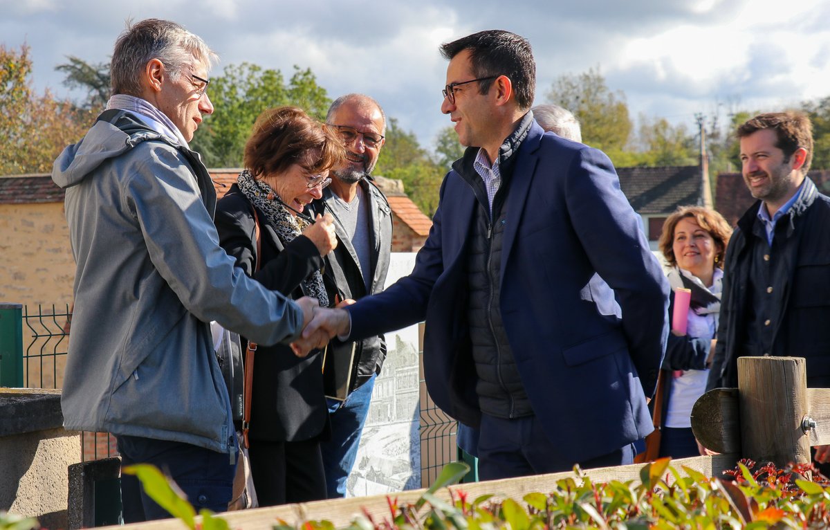 Allierdpt's tweet photo. [#Dynamiser le territoire]

Deux pactes départementaux ont été signés avec les communautés de communes du Pays de Tronçais et du Val de Cher pour soutenir leurs projets de développement du territoire. https://t.co/xpxHpklnWq