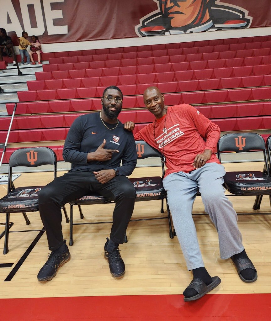 Coach Britt✊🏿👑📚💙🏀💛 tweet media