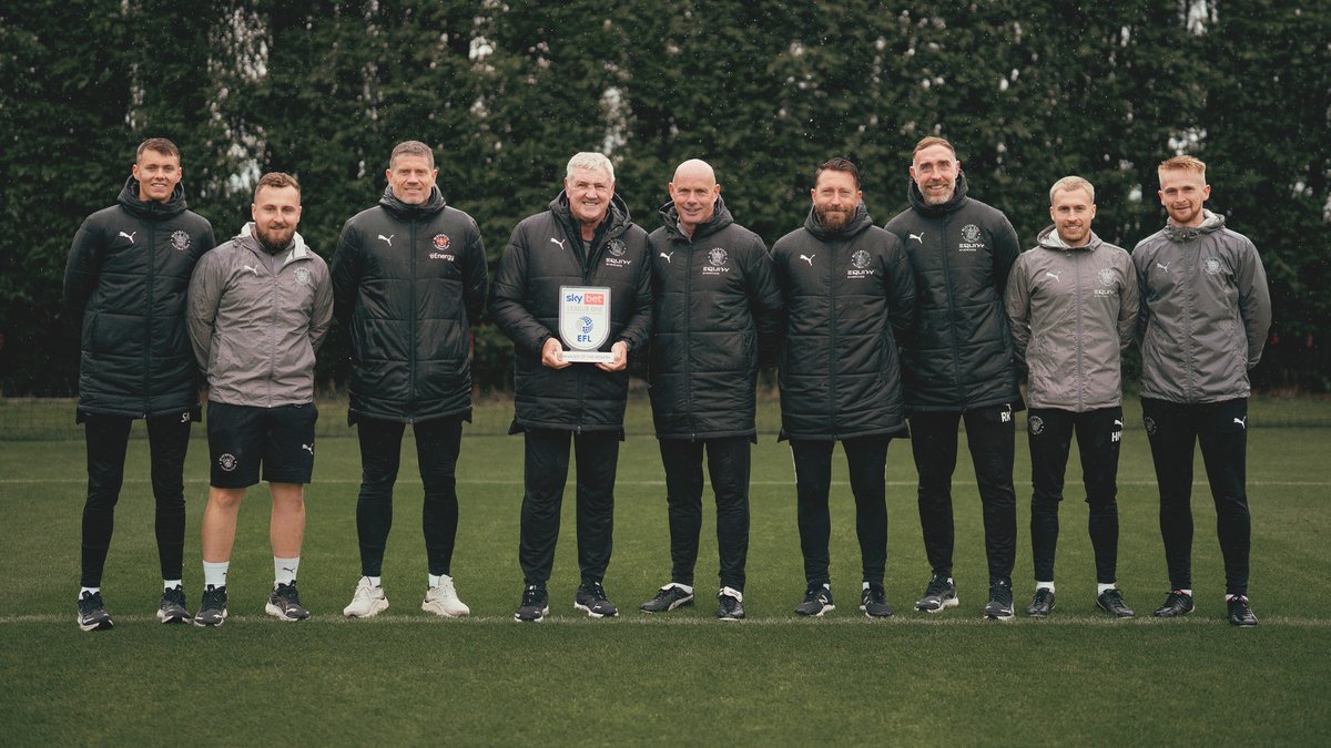 After four wins from his opening four league matches, Steve Bruce has been named September's <a href="/SkyBetLeagueOne/">Sky Bet League One</a> Manager of the Month! 🏆

🍊 #UTMP
