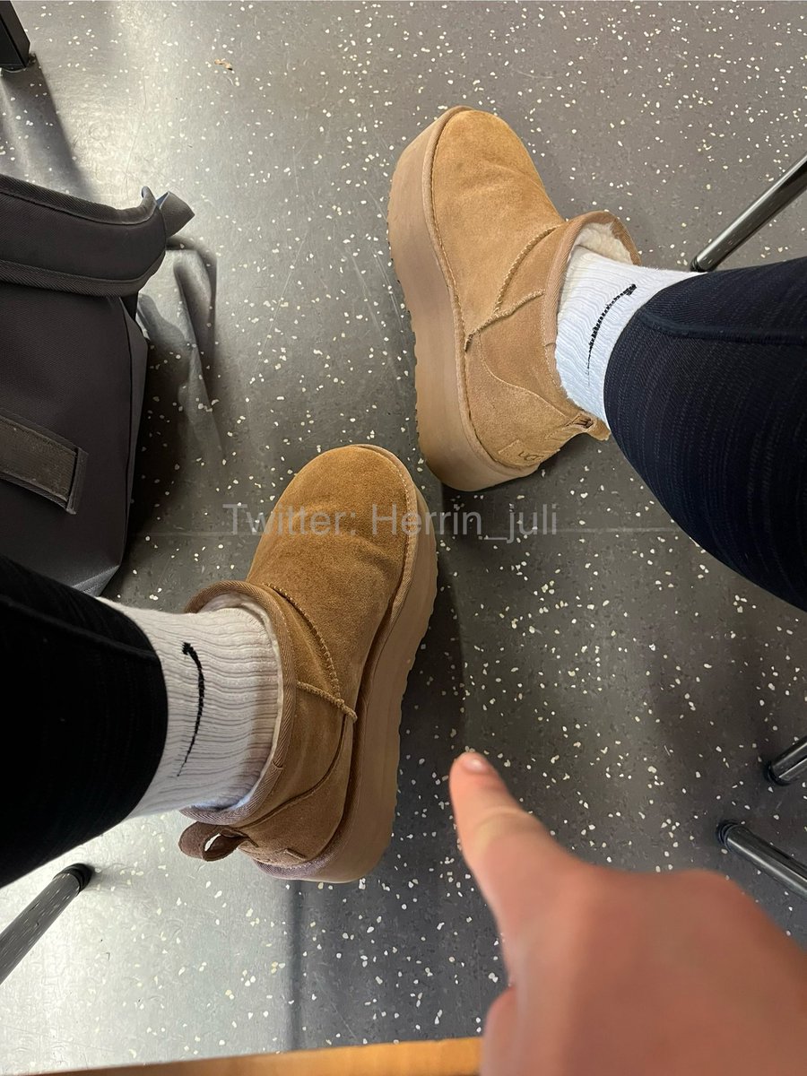 Das ist einfach mein Fit diesen Herbst/Winter!
2. Tag in den Socken in Boots, ich lieb die Schuhe auch wenns vllt noch bisschen zu warm dafür ist. Das heißt natürlich für euch 0pfer, es gibt mehr zu riechen 😉💥