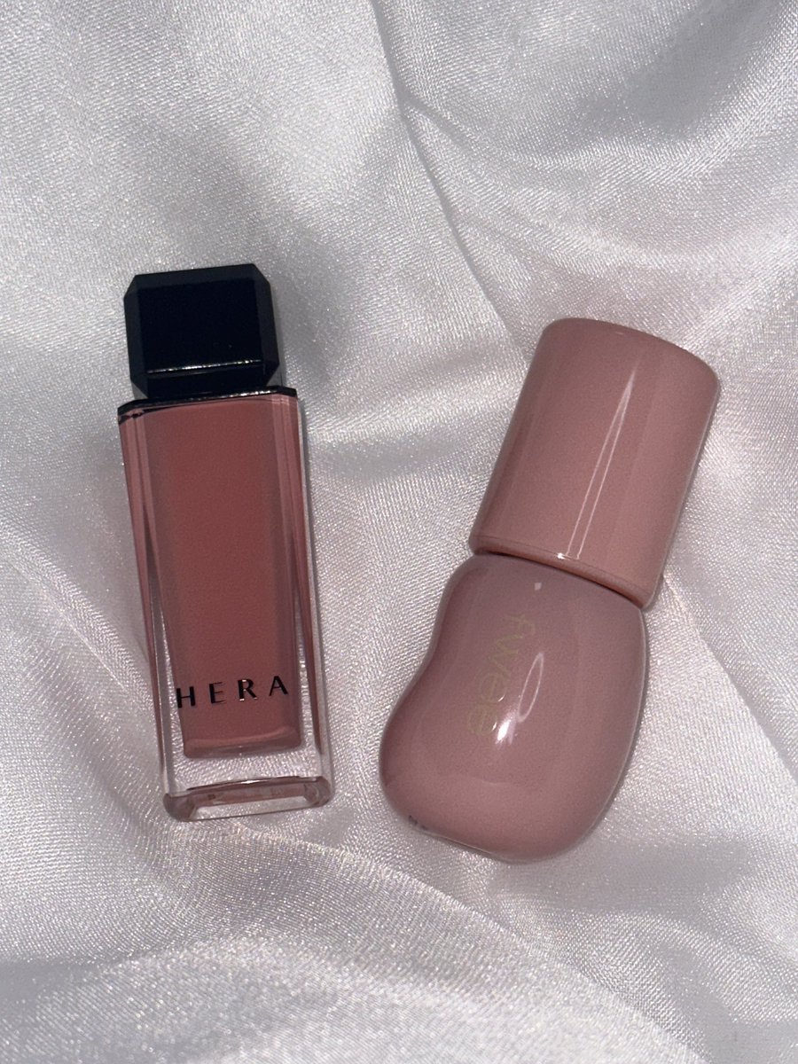 헤라 란제리랑 퓌 바닐라 비슷하다는 말 많아서 심층 탐구

헤라는 코랄 베이스로 느껴지고 퓌가 좀 더 핑크 베이스임 그래서 퓌가 입술에 올렸을 때 살짝 쿨하게 느껴지는 편 발색력도 헤라가 훨 낫고 픽업량도 딱 한 번 바르기 좋음 퓌는 여러 번 덧발라야 함 (개인적으로속터지는점..) 

양도