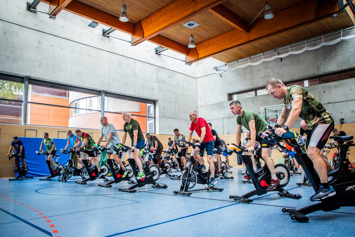Deutsches_Heer's tweet photo. Indoorcycling bei der Kommandeurtagung. An der Offizierschule des Heer​es in #Dresden geben die Divisions- &amp; Brigadekommandeure gemeinsam mit dem Kommandeur Feldheer alles. Auf dem Fahrrad steigern sie ihre körperliche Leistungsfähigkeit. Für ein starkes #Heer. https://t.co/4pzuPz4sEf