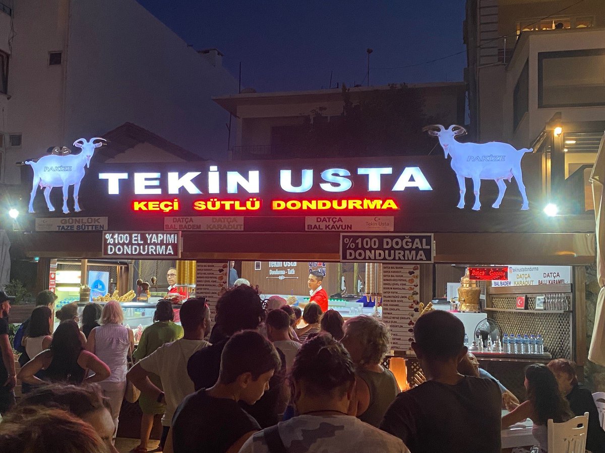 Müşterilerine “Yüzde 100 keçi sütü” diyerek bir top dondurmayı 75 TL’den satan Tekin Usta’nın aslında keçi sütü kullanmadığı anlaşıldı.

Tarım Bakanlığı’nın raporuna göre, ürünlerde keçi sütü yerine inek sütü bulunuyor.