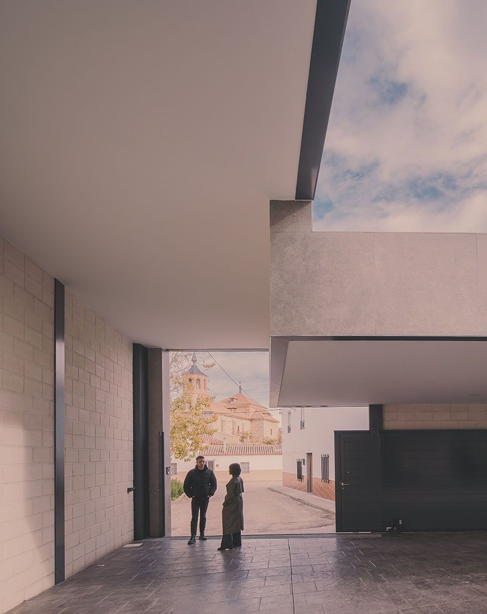 Archello's tweet image. &quot;The House Inside a Patio&quot; by OOIIO Architecture(@OOIIOArchitects) reinterprets traditional La Mancha corrals, creating a modern home within a former agricultural space. 
buff.ly/4eDkzMX

#VernacularArchitecture #SustainableDesign #CourtyardLiving