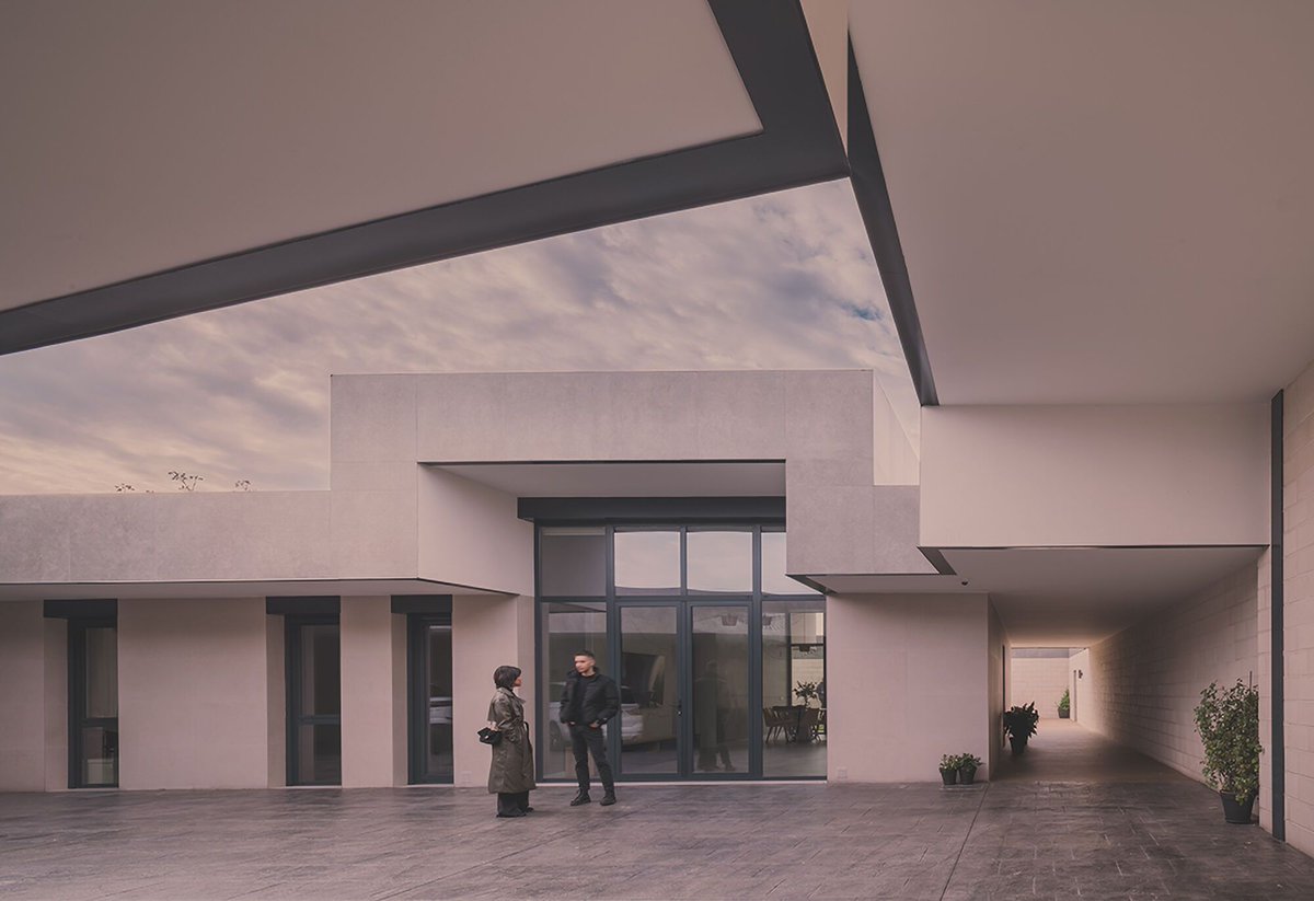 Archello's tweet image. &quot;The House Inside a Patio&quot; by OOIIO Architecture(@OOIIOArchitects) reinterprets traditional La Mancha corrals, creating a modern home within a former agricultural space. 
buff.ly/4eDkzMX

#VernacularArchitecture #SustainableDesign #CourtyardLiving